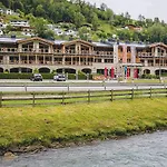 Avenida Mountain Aparthotel